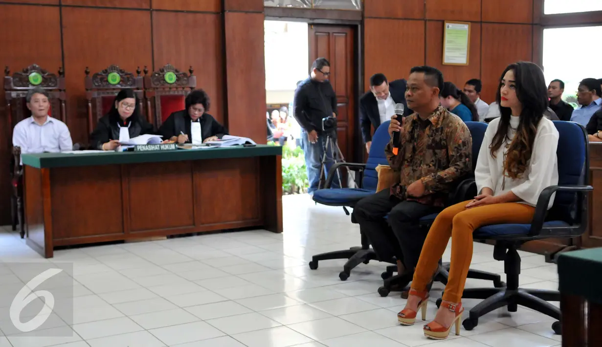 Sidang lanjutan dugaan pelanggaran hak cipta oleh PT Vista Pratama kembali digelar di Pengadilan Negeri Jakarta Utara pada Selasa (18/8/2015). Siti Badriah (kanan) tampak hadir sebagai saksi dalam sidang tersebut. (Liputan6.com/Panji Diksana)