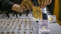 Berdasar situs resmi Sahabat Pegadaian, harga emas Antam kembali naik hari ini, Kamis (16/10/2025), ke harga Rp2.648.000 per gram. (Juni KRISWANTO/AFP)