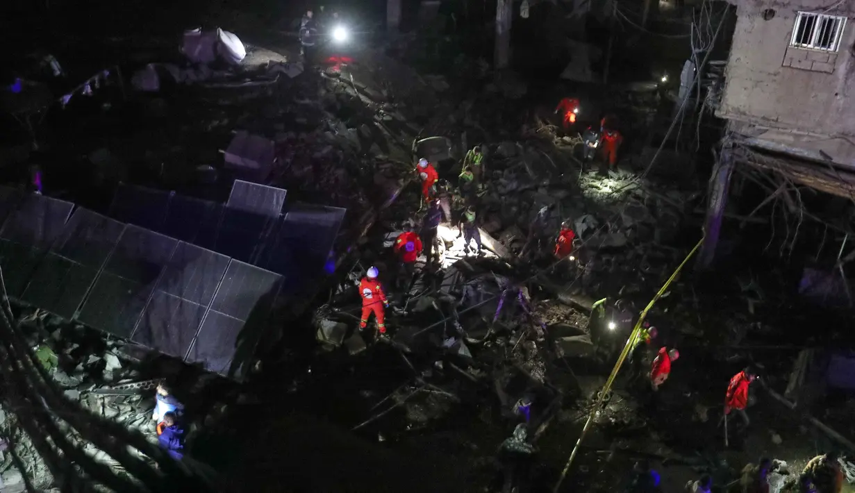 Para sukarelawan Palang Merah Lebanon mencari kemungkinan korban di sebuah bangunan yang hancur akibat serangan udara Israel di kota pelabuhan Sidon, Lebanon selatan, Selasa 6 Januari 2026 pagi waktu setempat. Sebuah serangan kembali menghantam wilayah Lebanon. (AP Photo/Mohammed Zaatari)