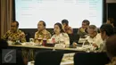 Menko Bidang Kemaritiman Rizal Ramli (kedua kiri), Menko PMK Puan Maharani dan Menteri PUPR Basuki Hadimuljono (kanan) saat Rapat Kordinasi bersama di Kantor Menko PMK, Jakarta, Jumat (29/1). (Liputan6.com/Faizal Fanani)