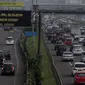 Kondisi arus lalu lintas di pintu masuk Gardu Tol Cibubur 2 saat pemberlakuan sistem ganjil genap di Jakarta, Senin (16/4). Kebijakan ini diterapkan untuk mengurai kemacetan di ruas Tol Jagorawi. (Liputan6.com/Faizal Fanani)
