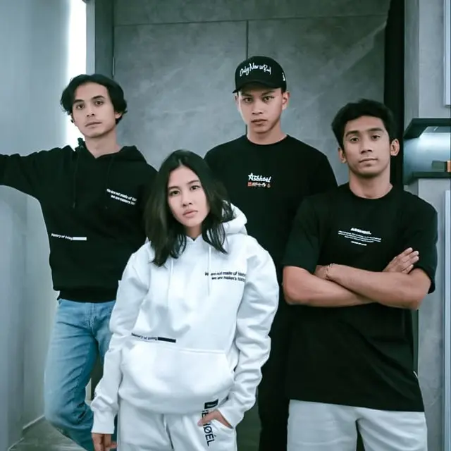 Debut Bintangi Web Series, Ini 6 Potret Daffa Wardhana Bareng Para Pemainnya