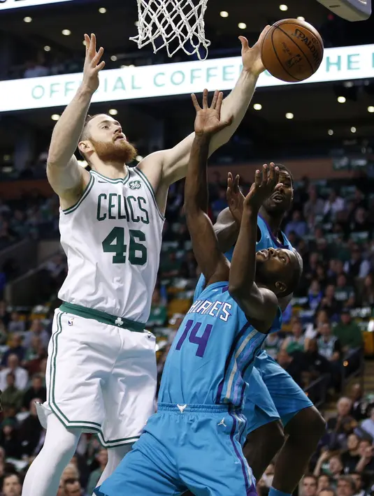 Pemain Boston Celtics, Aron Baynes (46) berebut bola dengan pemain Charlotte Hornets, Michael Kidd-Gilchrist (14) pada laga NBA basketball game di TD Garden, Boston, (10/11/2017) waktu setempat. Boston Celtics menang 90-87. (AP/Michael Dwyer)