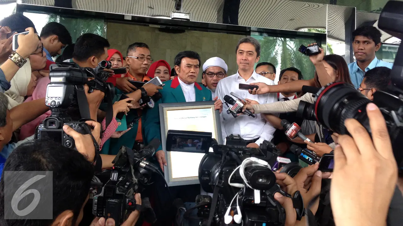 Rhoma Irama Beri Piringan Hitam Lagu Indonesia untuk KPK