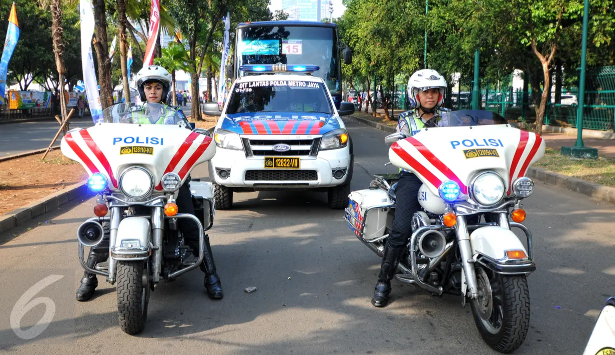 Bus pemudik dikawal patwal polisi dari Polda Metro Jaya saat acara pelepasan mudik gratis di kawasan Parkir Timur Senayan, Jakarta, Sabtu (11/7/2015). Mudik gratis Jasa Raharja tahun 2015 ini meraih rekor MURI. (Liputan6.com/Yoppy Renato)
