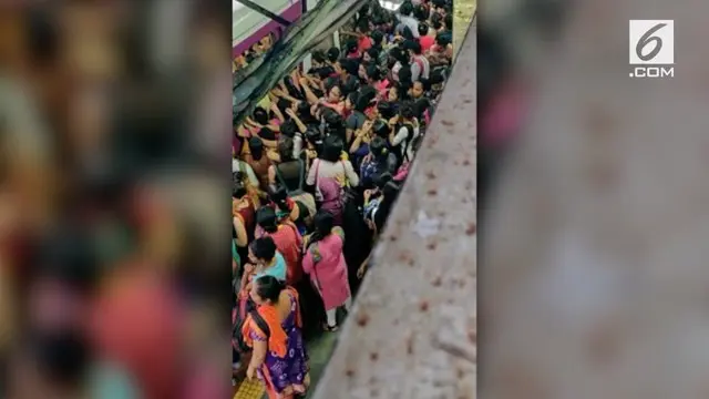 Sebuah video menunjukkan bagaimana perjuangan para wanita untuk masuk ke dalam kereta api di stasiun Mumbai, India.