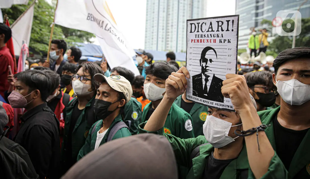 Mahasiswa yang tergabung dalam Aliansi BEM Seluruh Indonesia (BEM SI) menggelar aksi di sekitar Gedung Merah Putih KPK, Jakarta, Senin (27/9/2021). Aksi yang diikuti ratusan mahasiswa tersebut menuntut pembatalan pemecatan 57 pegawai KPK pada 30 September mendatang. (Liputan6.com/Faizal Fanani)
