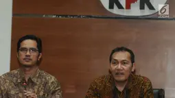 Wakil Ketua KPK Saut Situmorang didampinggi Juru bicara KPK Febri Diansyah memberikan keterangan terkait OTT pejabat Kementerian Pemuda dan Olahraga (Kemenpora) di Gedung KPK, Jakarta, Rabu (19/12). (Merdeka.com/Dwi Narwoko)