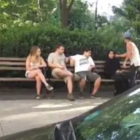 Video ini membuktikan, masih ada orang baik di dunia. Semua orang bereaksi keras ketika jilbab wanita ini ditarik.