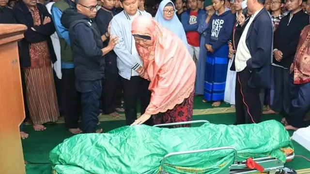 Santri korban penusukan disalatkanp