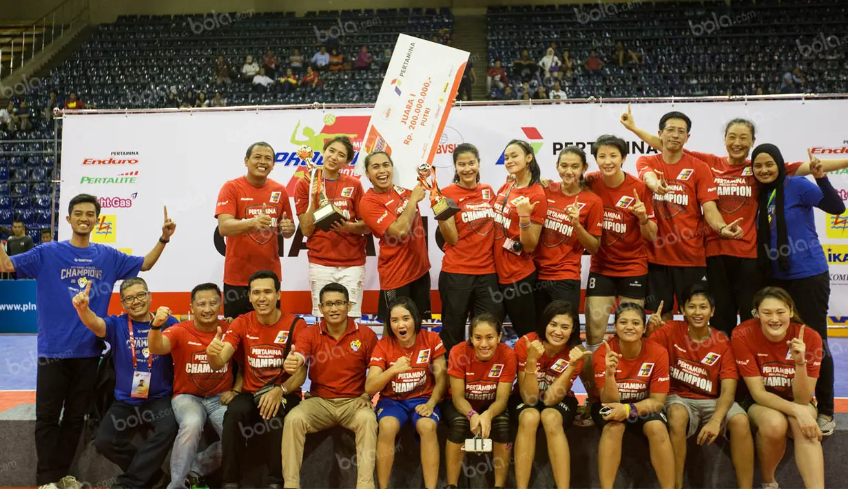 Para pevoli Jakarta Elektrik PLN merayakan keberhasilannya mempertahankan gelar juara Proliga 2016 usai menaklukan Jakarta Pertamina Energi pada laga final di Istora Senayan, Jakarta, Minggu (15/5/2016). (Bola.com/Vitalis Yogi Trisna)