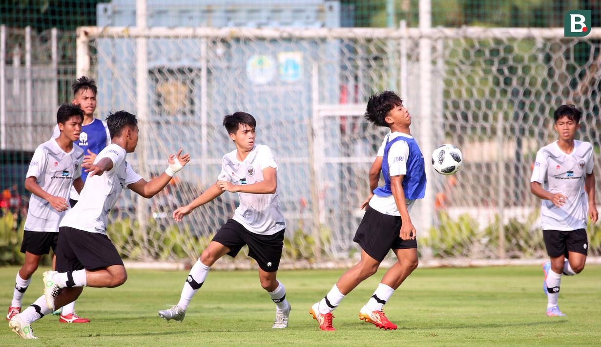 <p>Pemain Timnas Indonesia U-17 mengikuti internal game dalam sesi latihan di Lapangan ABC, Senayan, Jakarta, Sabtu (15/7/2023). Latihan tersebut digelar guna persiapan menghadapi Piala Dunia U-17 yang akan digelar 10 November hingga 2 Desember 2023 di Indonesia. (Bola.com/Ikhwan Yanuar)</p>