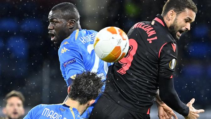 (Dari kiri) Bek Napoli Mario Rui, bek Napoli Kalidou Koulibaly dan penyerang Real Sociedad Willian Jose melakukan sundulan pada matchday terakhir Grup F Liga Europa di Diego Armando Maradona, Jumat (11/12/2020) dini hari WIB. Napoli bermain imbang 1-1 melawan Real Sociedad. (Alberto PIZZOLI / AFP)