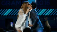 Penyanyi Jennifer Lopez (J-Lo) saat mencium mantan suaminya, Marc Anthony usai memberikan piala penganugerahan Latin Grammy Awards ke-17 dalam kategori "person of the year" pada Anthony, di Las Vegas, Nevada, AS, (17/11). (REUTERS/Mario Anzuoni)