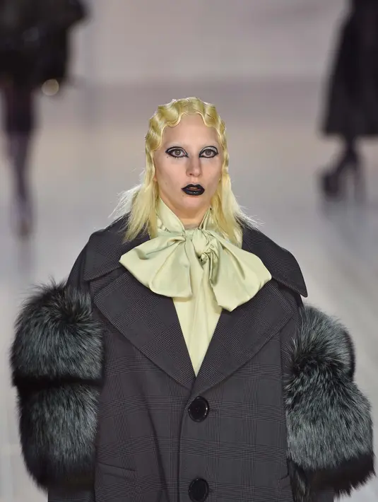 Penyanyi asal Amerika Serikat, Lady Gaga kini menjadi model di New York Fashion Week memeragakan hasil karya desainer Marc Jacobs. Ia melenggang di catwalk di acara yang digelar di Park Avenue Armory pada 18 Februari di New York City. (AFP/Bintang.com)