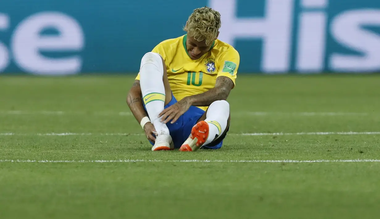 Ekspresi pemain Brasil, Neymar saat terjatuh dalam laga penyisihan Grup E Piala Dunia 2018 antara Brasil dan Swiss di Rostov Arena, Rostov-On-Don, Rusia, Minggu (17/6). Pertandingan berakhir dengan skor 1-1. (AP Photo/Darko Vojinovic)