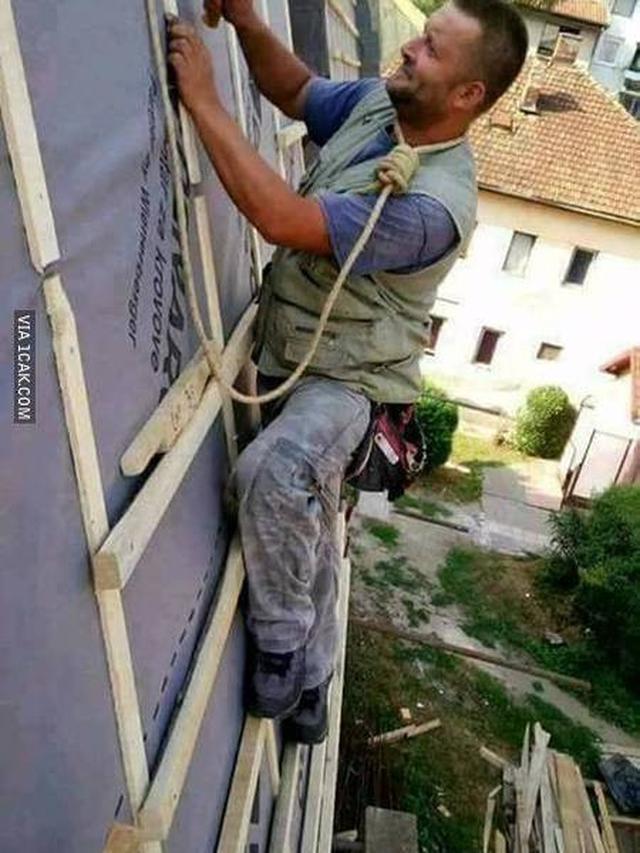 6 Momen Kocak Tukang Bangunan saat Bekerja Ini Bikin Tepuk Jidat