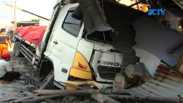  Sebuah truk pengangkut besi beton menabrak rumah warga di jalur utama Pantura, Plered, Cirebon, Jawa Barat.