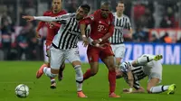 Gelandang Juventus, Stefano Sturaro (kiri) berebut bola dengan gelandang Muenchen, Douglas Costa pada leg kedua 16 besar liga champions di Stadion Allianz Arena, Jerman, Kamis (17/3). Muenchen menang atas Juventus dengan skor 4-2. (AFP/Tobias Schwarz)