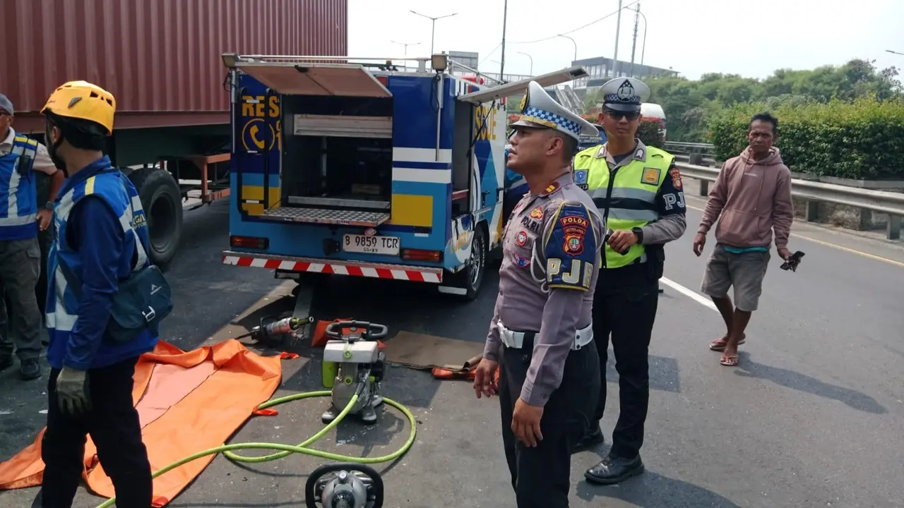 Sejumlah petugas turun tangan menangani kecelakaan beruntun yang melibatkan enam kendaraan di ruas Tol Jakarta Outer Ring Road (JORR) KM 54+600 arah Cakung.