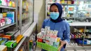 <p>Pegawai membawa sejumlah obat sirup yang mengandung paracetamol di Apotek Prima Husada, Cinere, Depok, Jawa Barat, Kamis (20/10/2022). Kementerian Kesehatan menginstruksikan seluruh apotek untuk sementara tidak menjual obat bebas dalam bentuk sirup anak kepada masyarakat akibat adanya lebih dari 200 kasus gangguan ginjal akut misterius yang menyerang anak di Indonesia. (merdeka.com/Arie Basuki)</p>