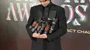Byeon Woo Seok membawa borong piala di ajang penghargaan tersebut. Ia pun tampil mengenakan pakain formal serba hitam. [@byeonwooseok]