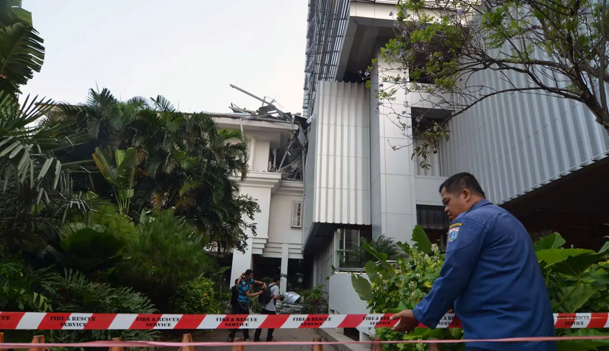 Plafon atau kanopi gedung blok G Balai Kota Jakarta roboh, (28/8/2014). (Liputan6.com/Johan Tallo)