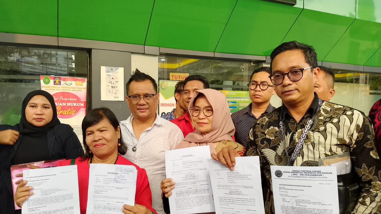 Sebanyak 514 DPC PDIP Perjuangan menggugat penyidik Komisi Pemberantasan Korupsi (KPK) AKBP Rossa Purbo Bekti ke Pengadilan Negeri (PN) Jakarta Selatan, Senin (1/7/2024). Gugatan disampaikan Koordinator Tim Hukum PDIP, Ronny Talapessy.