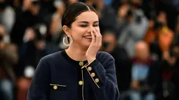 Penyanyi Selena Gomez tertawa saat menghadiri pemutaran film "The Dead Don't Die" selama festival film internasional ke-72, Cannes, Prancis selatan (14/5/2019). (AFP Photo/Christophe Simon)