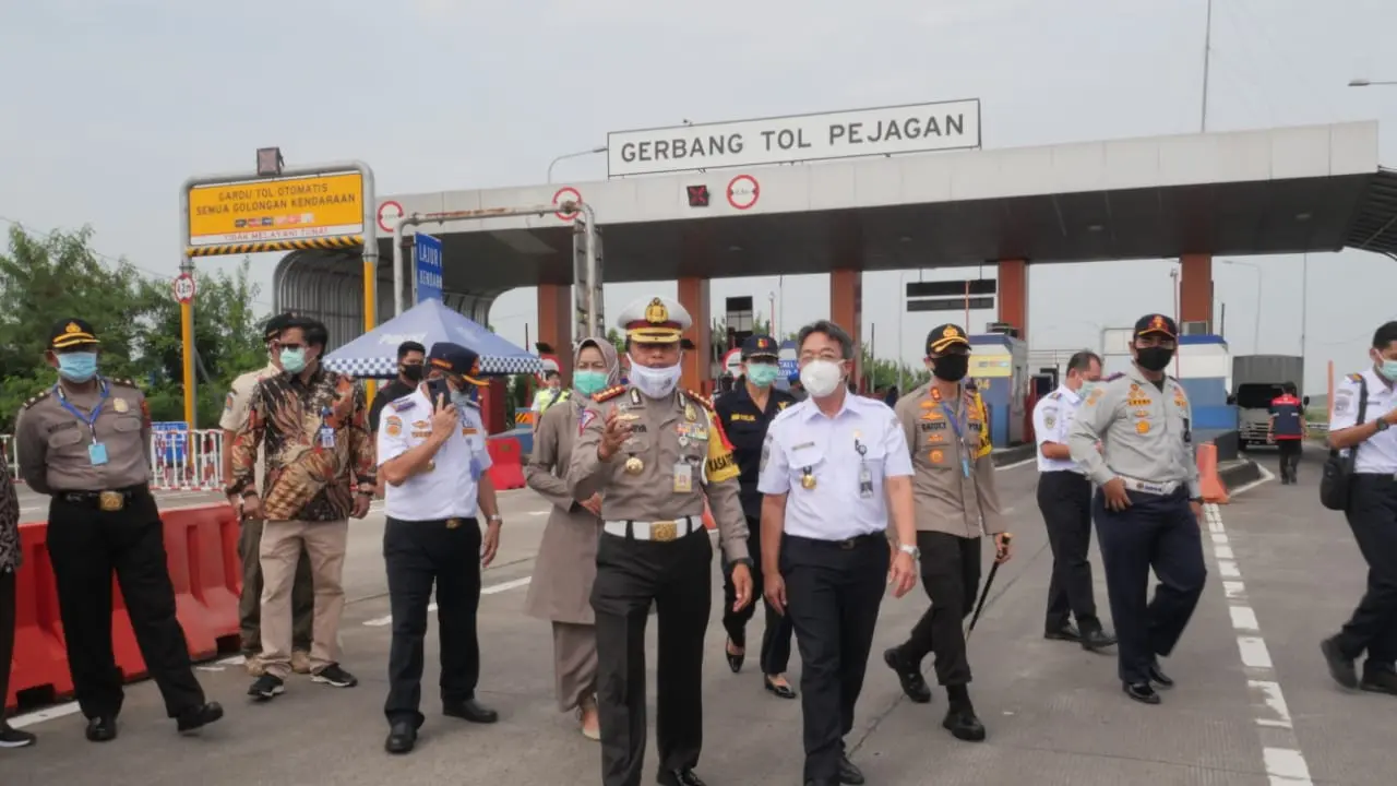 Dirjen Perhubungan Udara Novie Riyanto memonitor langsung pelaksanaan pengendalian transportasi di Posko Terpadu Tol Pejagan Kabupaten Brebes