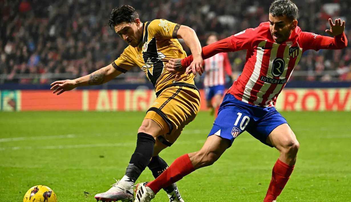 Namun tujuh menit berselang, pemain Rayo Vallecano Alvaro Garcia berhasil mencetak gol penyeimbang. (JAVIER SORIANO/AFP)