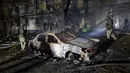 Petugas pemadam kebakaran berjuang memadamkan api di gedung apartemen bertingkat serta kendaraan yang terbakar di jalan-jalan kota. Tampak dalam foto, petugas penyelamat berusaha memadamkan api yang membakar sebuah bangunan hunian setelah serangan Rusia di Zaporizhzhia, Ukraina, Rabu 26 November 2025. (AP Photo/Kateryna Klochko)
