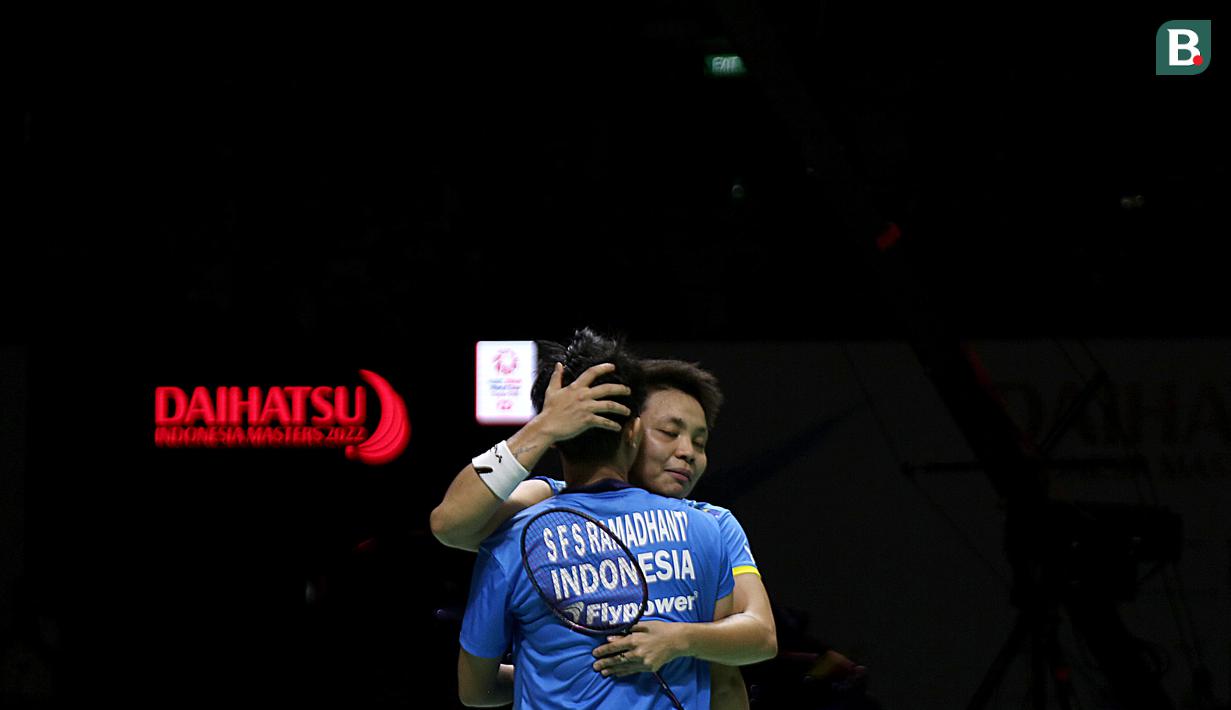 Usai kalah dua set, Apriyani pun langsung memeluk Siti Fadia lagi-lagi untuk membesarkan hati pasangannya tersebut. Hal ini memang selalu dilakukan oleh keduanya saat mereka menang dari babak kualifikasi hingga semifinal. Namun pelukan kali ini terasa berbeda. (Bola.com/Ikhwan Yanuar)