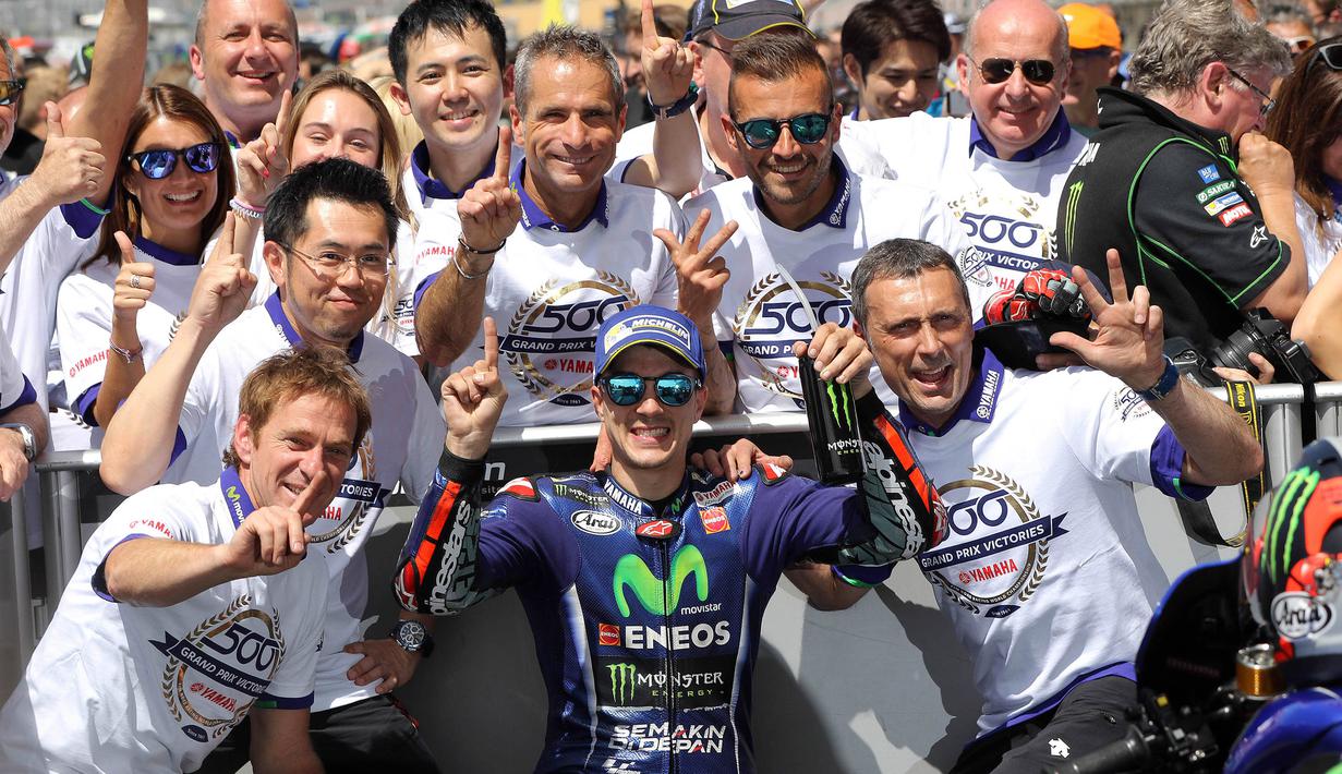 Pebalap Movistar Yamaha, Maverick Vinales, berpesta bersama krunya usai memenangi MotoGP Prancis di Sirkuit Le Mans, Sarthe, Minggu (21/5/2017). (EPA/Eddy Lemaistre)