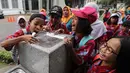 Anak-anak sekolah berebut air minum di fasilitas air siap minum (Drinking Fountain) di Museum Nasional, Jakarta, Kamis (8/11). Pembangunan drinking fountain ini untuk menyediakan air siap minum yang higienis bagi masyarakat. (Liputan6.com/Fery Pradolo)
