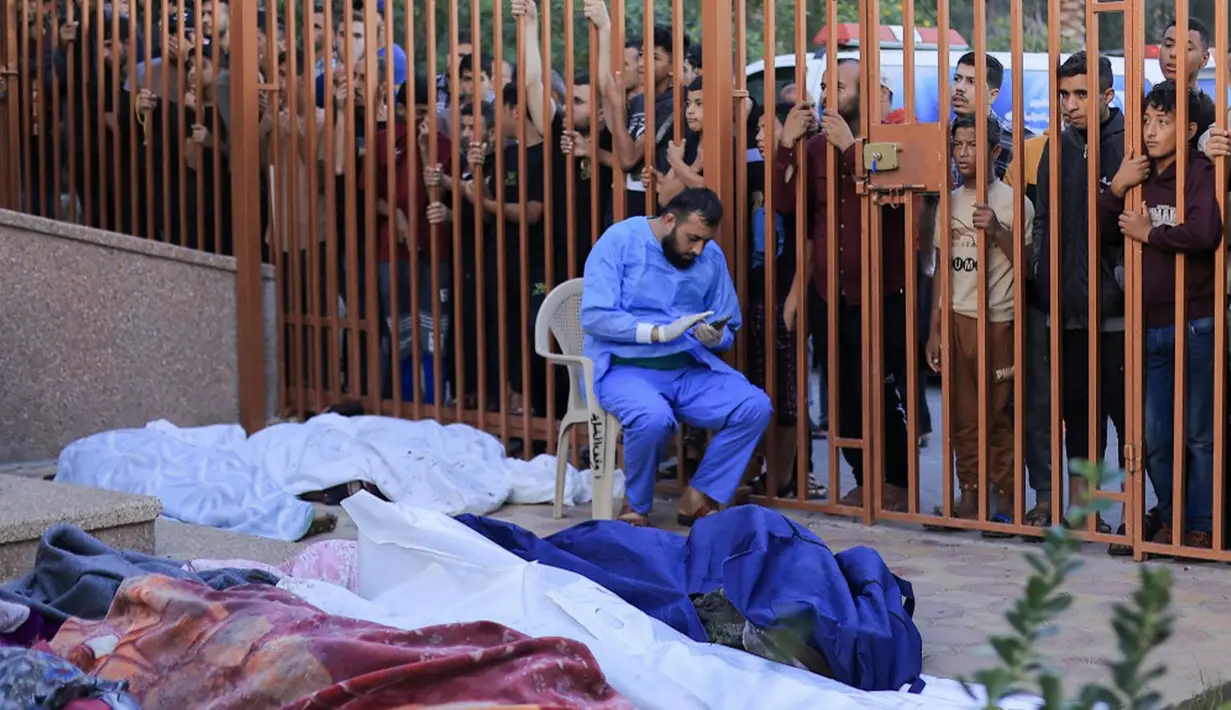 Kendati demikian, tentara Israel, pada bagiannya, mengatakan rumah sakit tersebut terkena serangan roket yang salah sasaran oleh militan Jihad Islam Palestina. Sedangkan kelompok militan Jihad Islam Palestina pada Rabu (18/10/2023), seperti dikutip dari Lamonde.fr, menggambarkan tuduhan tentara Israel itu sebagai "kebohongan". (MOHAMMED ADNAN/AFP)