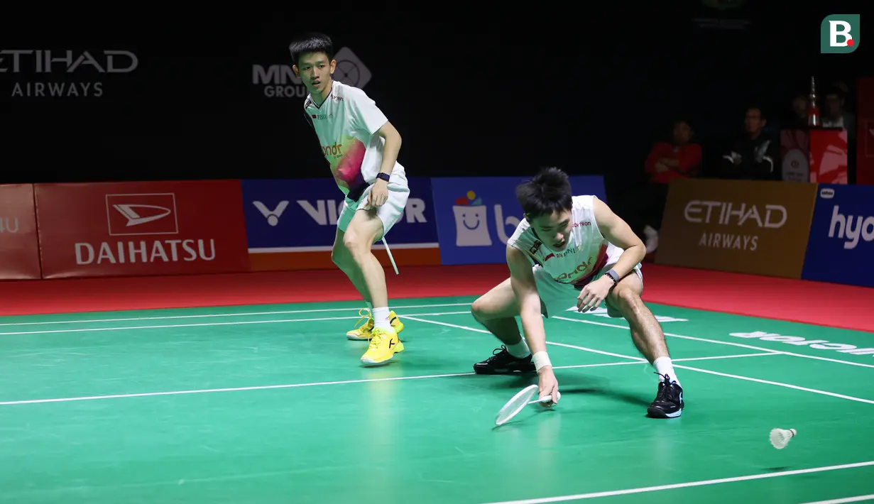 Ganda putra Indonesia Raymond Indra/Nikolaus Joaquin saat melawan sesama wakil Indonesia Sabar Karyaman Gutama/Moh Reza Pahlevi Isfahani pada laga semifinal Indonesia Masters 2026 di Istora Senayan, Jakarta, Sabtu (24/01/2025). (Bola.com/M Iqbal Ichsan)
