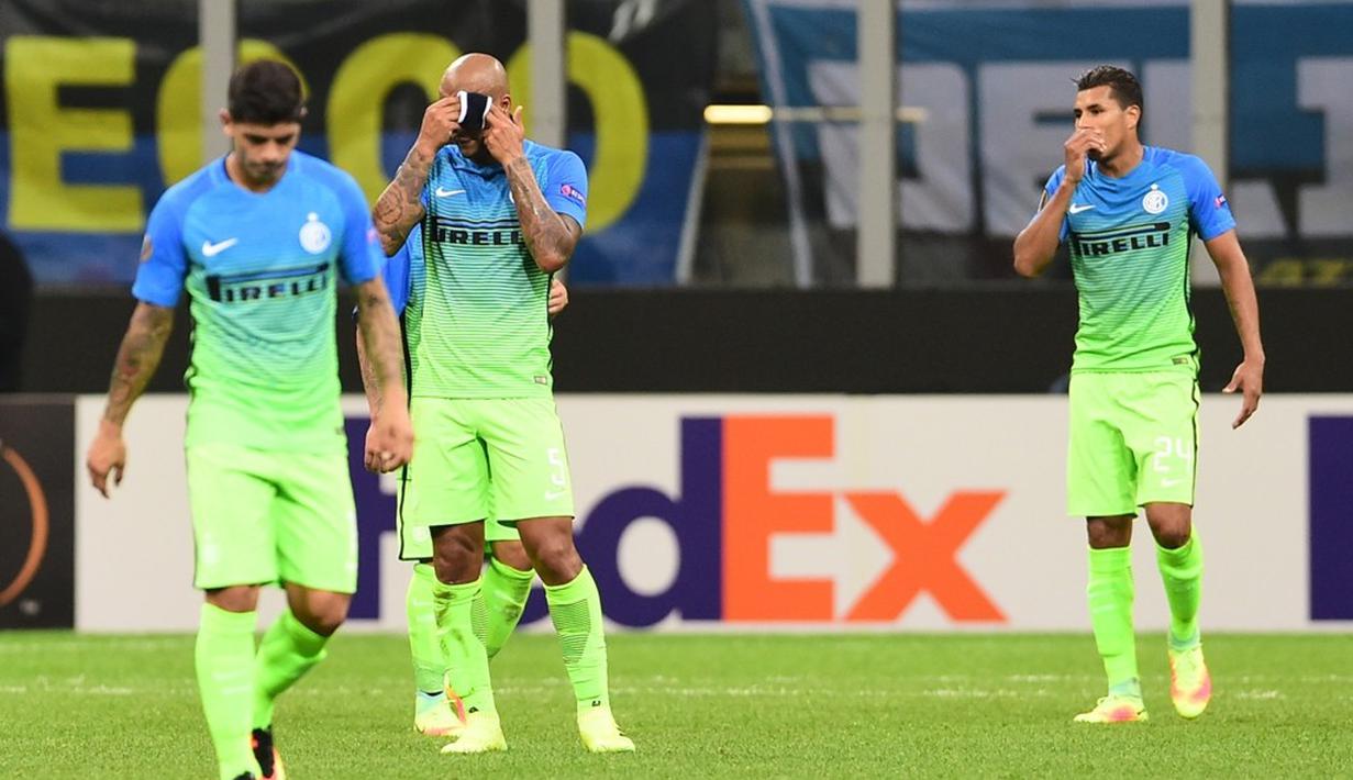 Ekspresi pemain Inter Milan setelah kalah dari tamunya Hapoel Beer-Sheva, 0-2, pada laga Grup K Liga Europa di Giuseppe Meazza, Milan, Jumat (16/9/2016) dini hari WIB. (AFP/Giuseppe Cacace) 