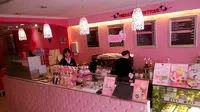 Cafe Hello Kitty di Seoul yang ramai dikunjungi para tamu. Selain unik, cafe ini pun sangat instagram-able (dramafever.com)