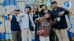 Para remaja dari berbagai daerah di pinggiran Jakarta berpose di Taman Sudirman, Jakarta, Rabu (6/7/2022). Tempat ini viral karena jadi ajang adu fashion anak Citayam, Bekasi hingga Bojong Gede. Mereka mengenakan kemeja flanel oversize, celana model 90-an seperti boot cut atau cutbray, sneakers klasik, dan topi. (Liputan6.com/Faizal Fanani)
