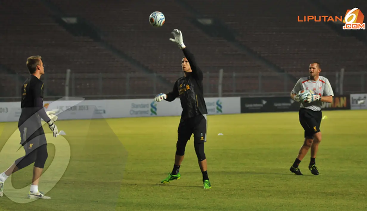Kiper Liverpool melakukan latihan ringan menangkap bola dalam sesi latihan terbuka di Stadion GBK Jakarta pada Jumat 19 Juli 2013 (Liputan6.com/Helmi Fithriansyah)
