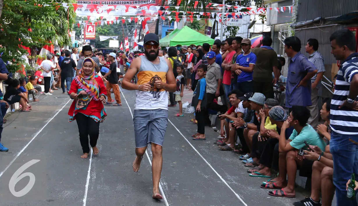 Seorang WNA ikut lomba 17-an di Jalan Jaksa, Jakarta, Rabu (17/8). Perlombaan ini digelar dalam rangka memperingati HUT RI ke-71. (Liputan6.com/Angga Yuniar)