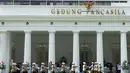 Upacara peringatan Hari Lahir Pancasila 2025 dimulai dengan menyanyikan lagu Indonesia Raya yang dilanjutkan dengan mengheningkan cipta. (YASUYOSHI CHIBA/AFP)