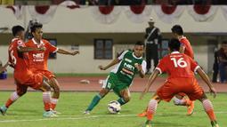 Pemain PS TNI, Erwin Ramdani (tengah), berusaha melewati hadangan pemain Persija pada lanjutan Grup D Piala Jenderal Sudirman 2015 di Stadion Manahan, Solo, Selasa (15/12/2015). Persija menang 1-0 atas PS TNI. (Bola.com/Nicklas Hanoatubun)