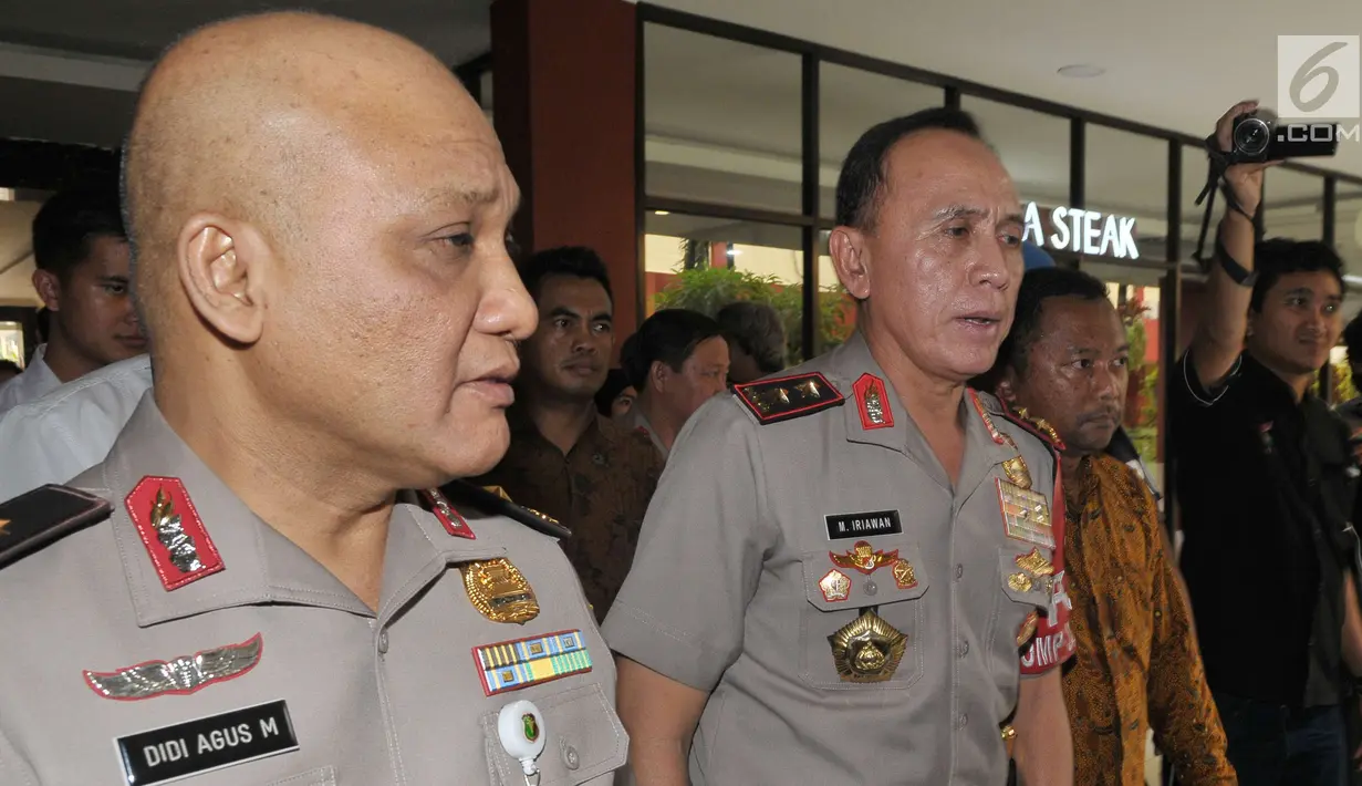 Kapolda Metro Jaya Irjen M Iriawan menyambangi Rumah Sakit Polri, Jakarta Timur, Kamis (25/5). Kedatangan Kapolda untuk menjenguk empat polisi yang menjadi korban bom Kampung Melayu. (Liputan6.com/Helmi Afandi)