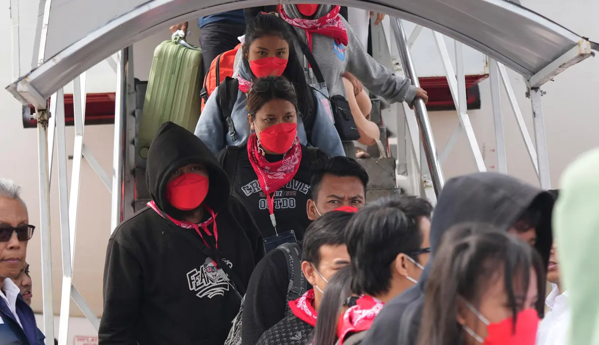 Sebelum diterbangkan ke Indonesia, ratusan WNI tersebut diseberangkan dahulu ke Thailand. (Tatan SYUFLANA/POOL/AFP)