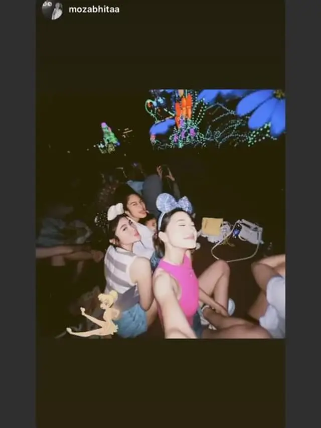 7 Potret Azizah Salsha dan Pratama Arhan Usai Menikah, Liburan Ke Disneyland