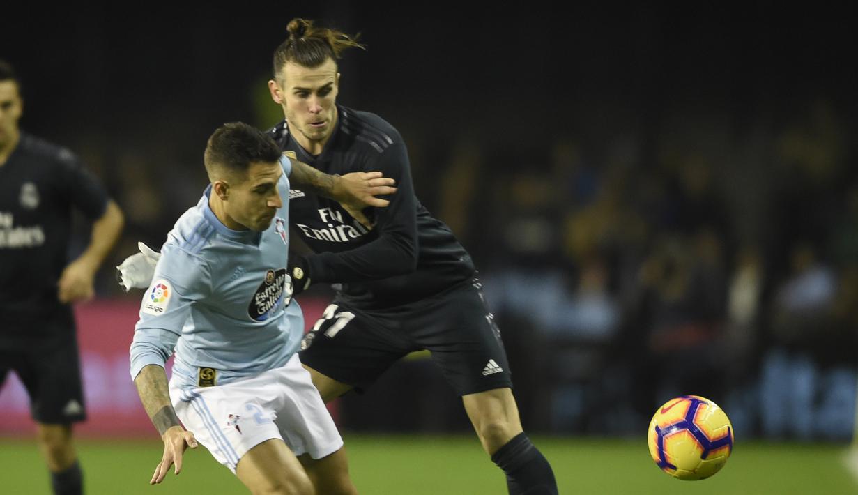 Penyerang Real Madrid, Gareth Bale tampil superior kontra Celta Vigo pada laga lanjutan pekan ke-12 La Liga 2018/19, Senin (12/11) yang berlangsung di stadion Balaidos, Spanyol. Real Madrid menang 4-2. (AFP/Miguel Riopa)