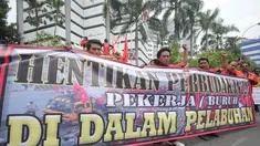 Massa melakukan aksi di depan Kementerian Perhubungan, Jakarta, Selasa (11/11/2014). (Liputan6.com/Herman Zakharia) 