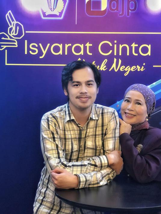 Surya Sahetapy dan sang ibunda, Dewi Yull hingga kini masih cukup dekat. Sayang, keduanya harus terpisah negara. (Foto: Instagram/@dewiyullofficial)